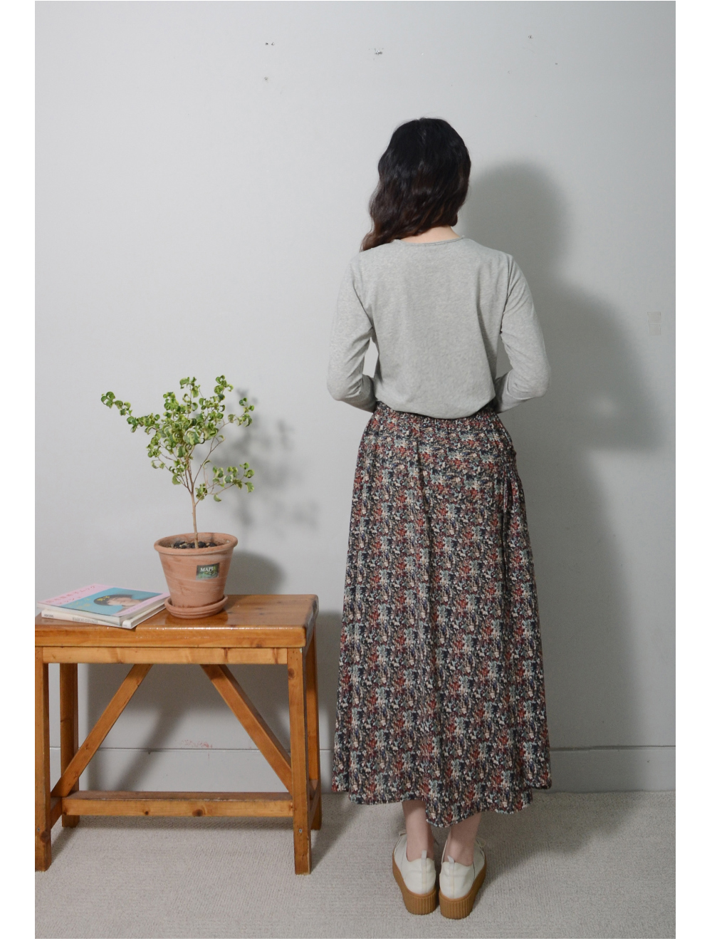 long skirt model image-S3L3