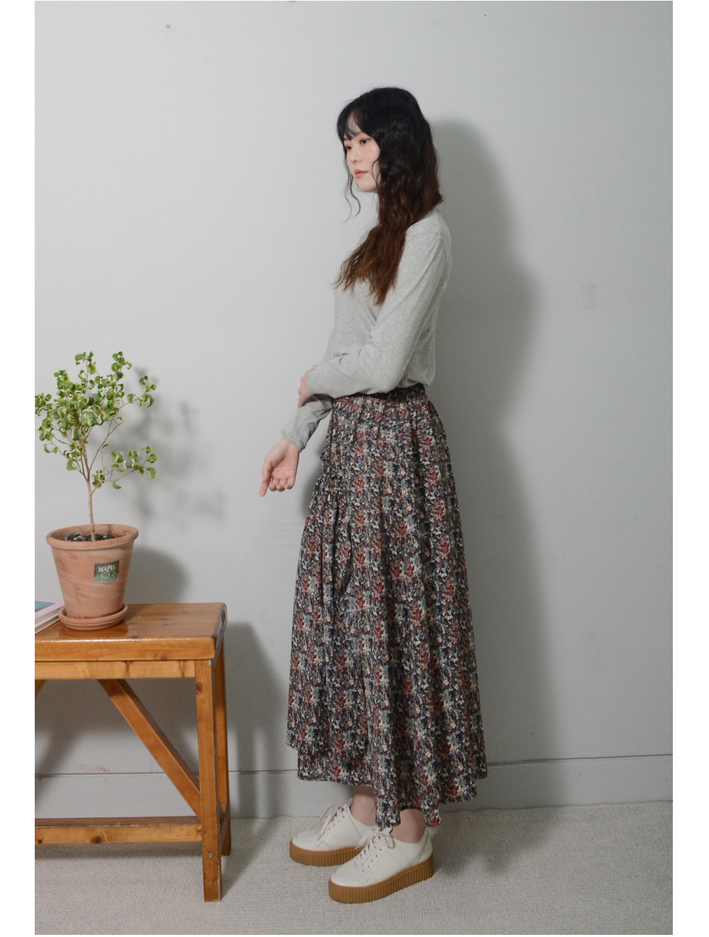 long skirt model image-S3L2
