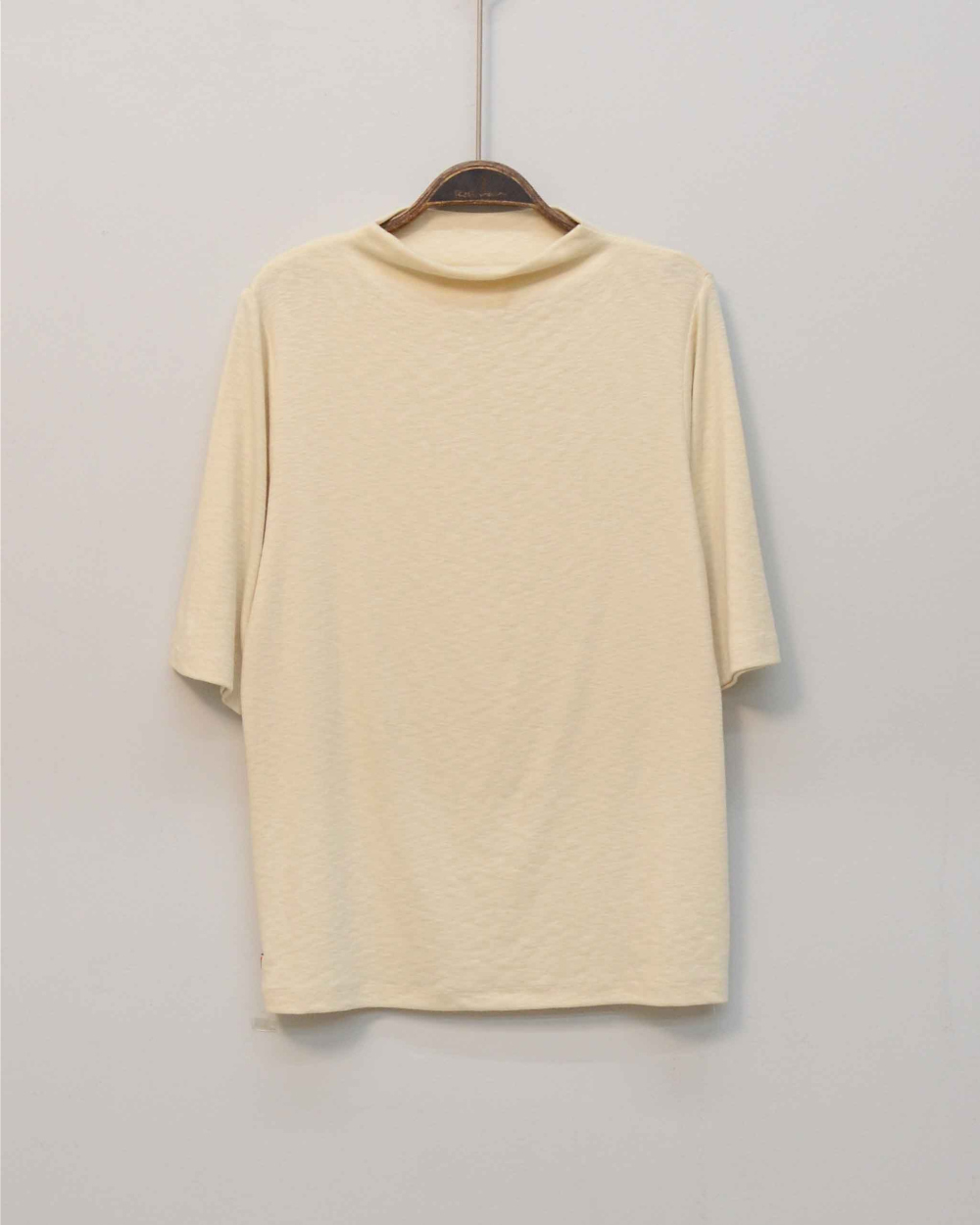 short sleeved tee cream color image-S3L14