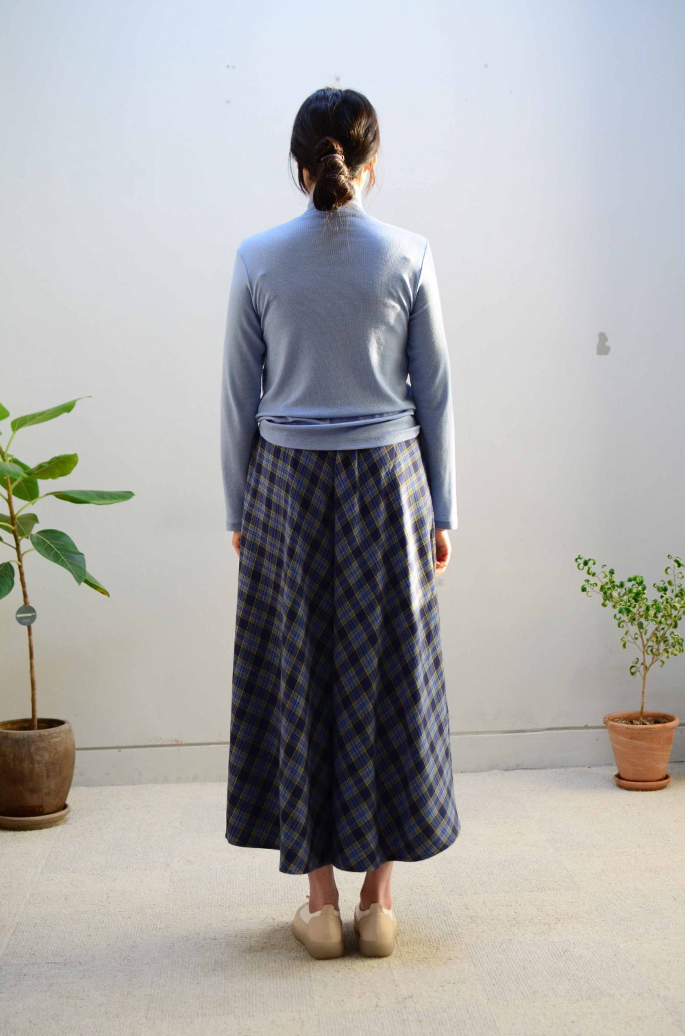 long skirt model image-S6L10