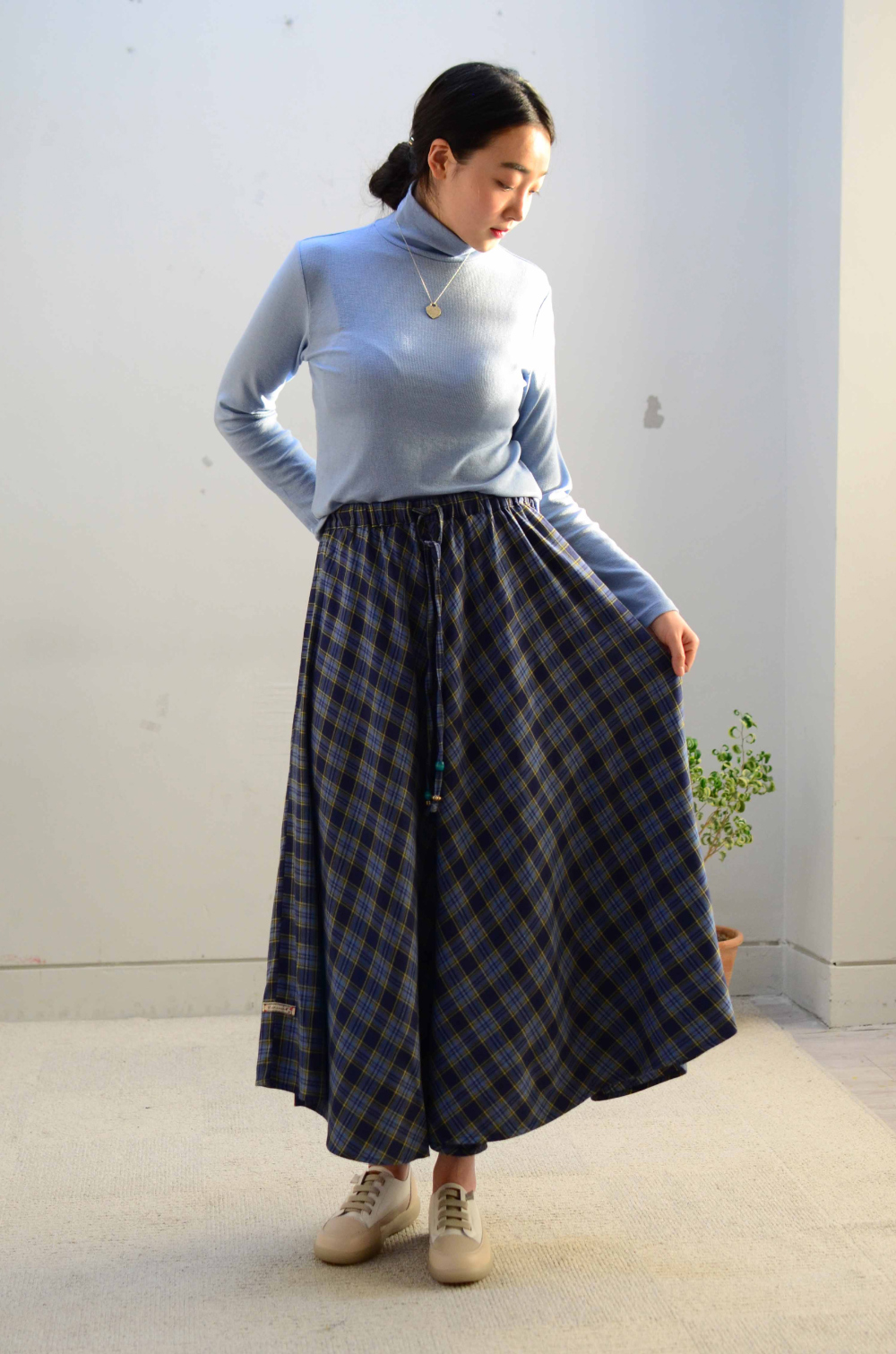 long skirt model image-S6L12