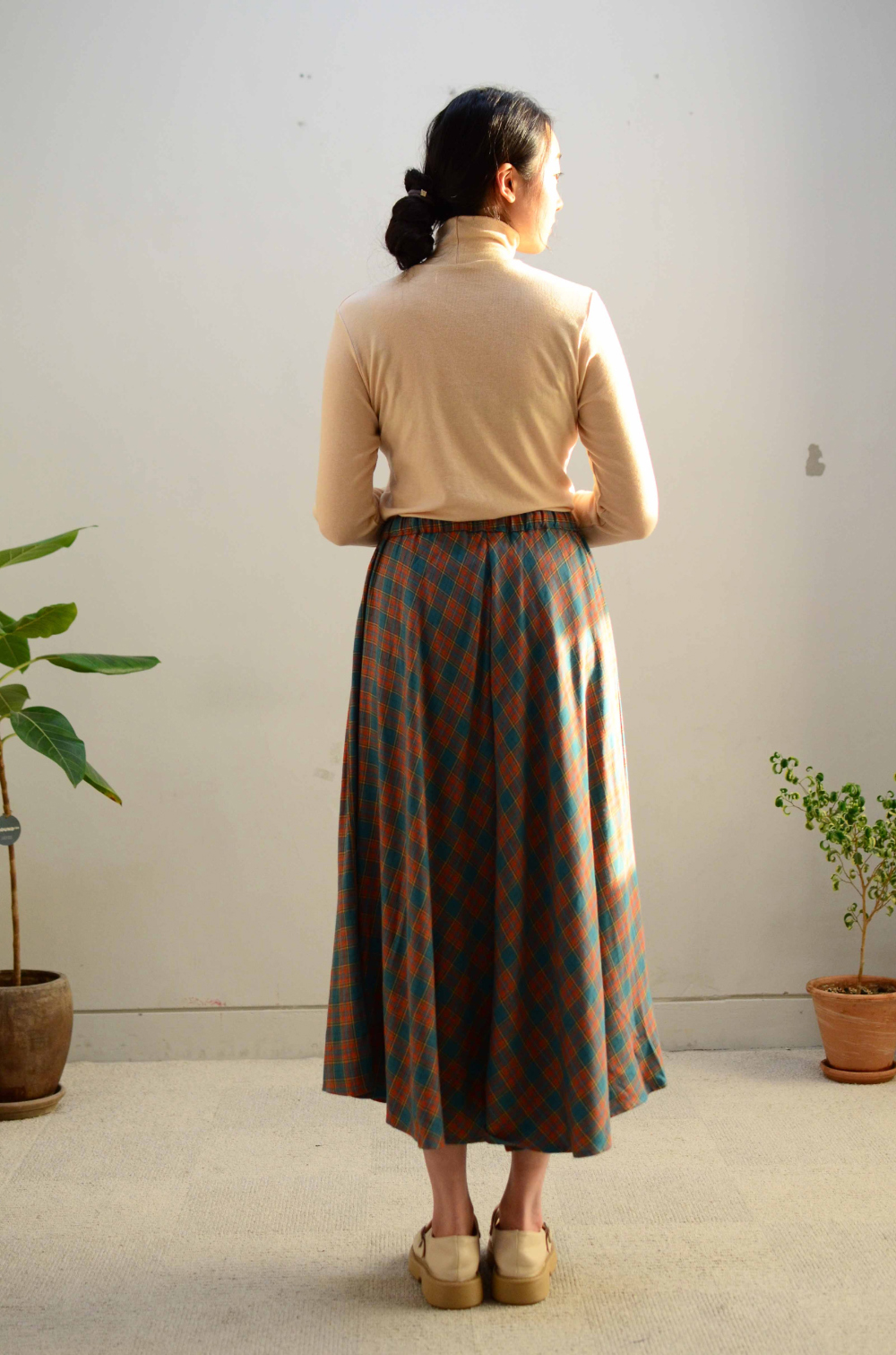 long skirt model image-S6L5